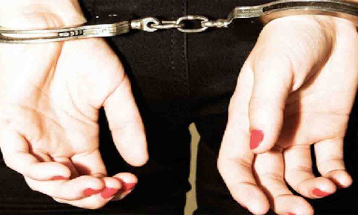 Bengaluru : प्रेमी के साथ मिलकर पति की हत्या करने वाली महिला गिरफ्तार
