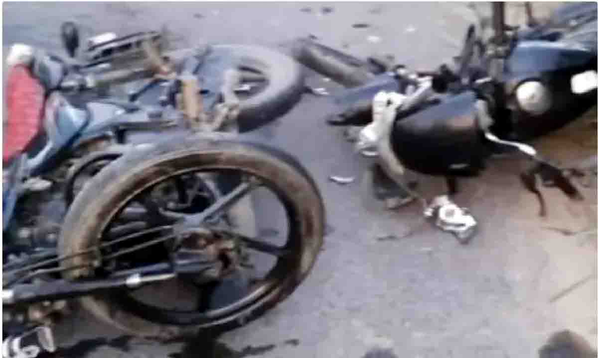 road accidents : दो बाइक की आपस में भीषण टक्कर से तीन की मौत