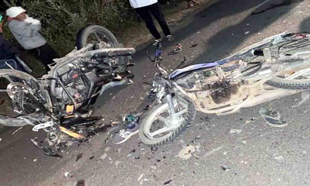 road accident : दो बाइक में सीधी टक्कर, बंगाल के दो टूरिस्ट समेत चार लोग घायल
