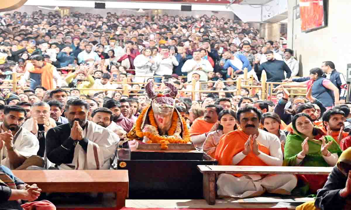 Ujjain : सुनील शेट्टी और मंत्री राकेश सिंह पहुंचे महाकाल के दरबार