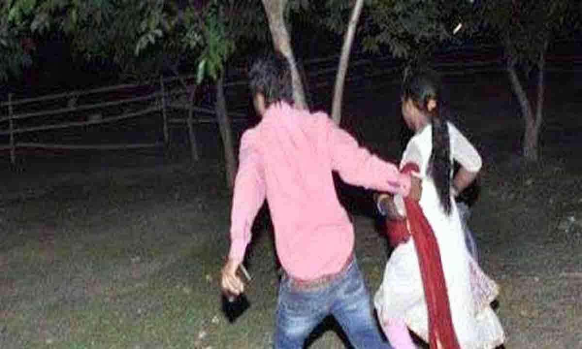 Bareilly : विवि परिसर में युवती संग पकड़े गए दो युवक, तीनों आपत्तिजनक हालत नजर आये