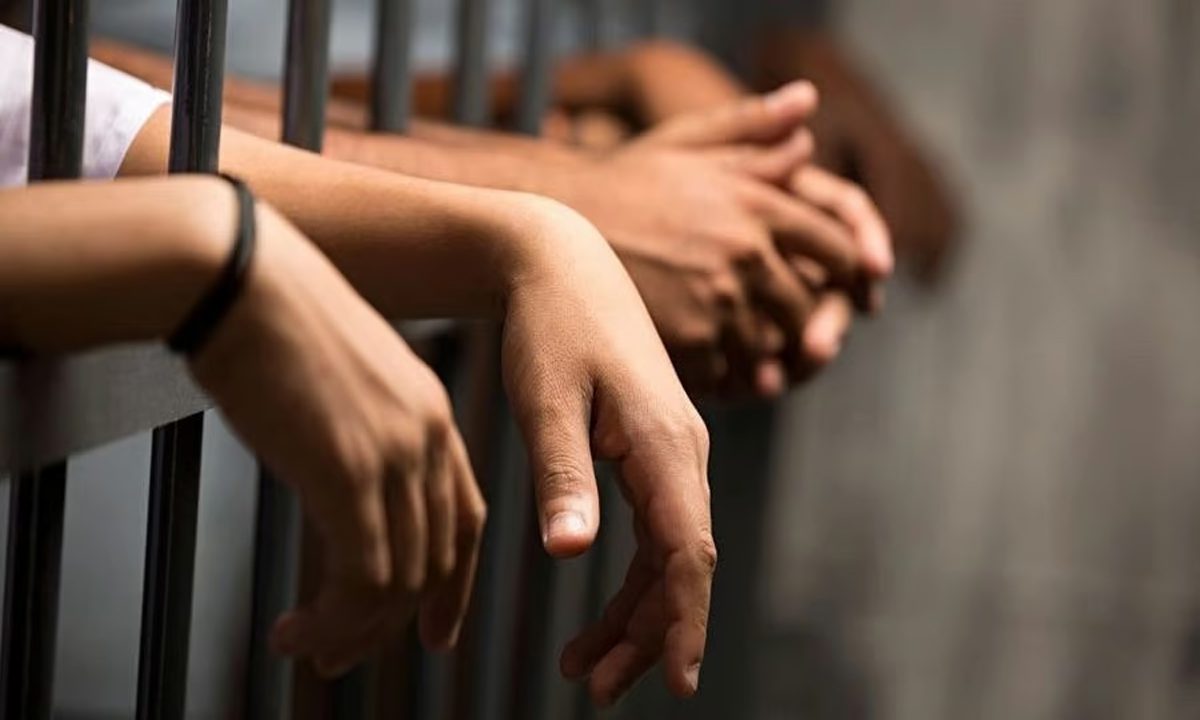 युवक की गला घोंटकर की हत्या, मीठी नदी के पास फेंका शव