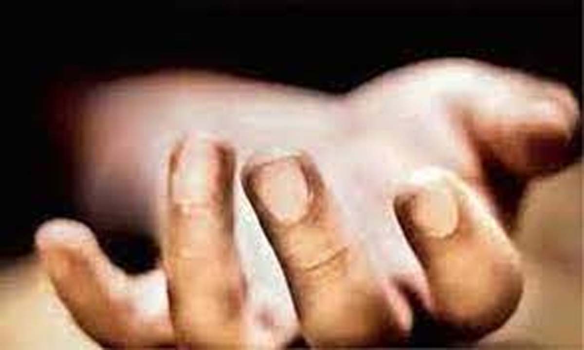 एक व्यक्ति और दो बच्चे घर के अंदर मृत पाए गए