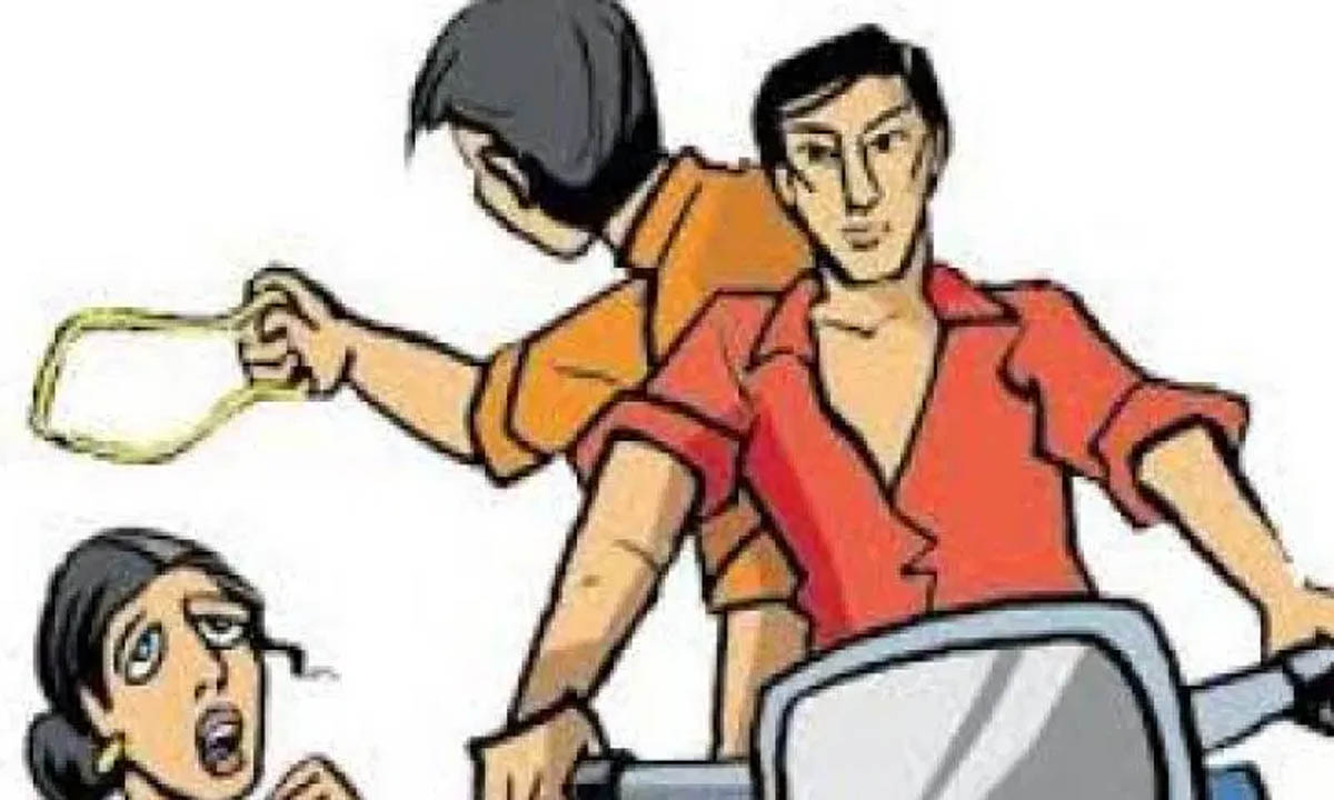 बाइकर्स ने महिला से छीनी सोने की चेन