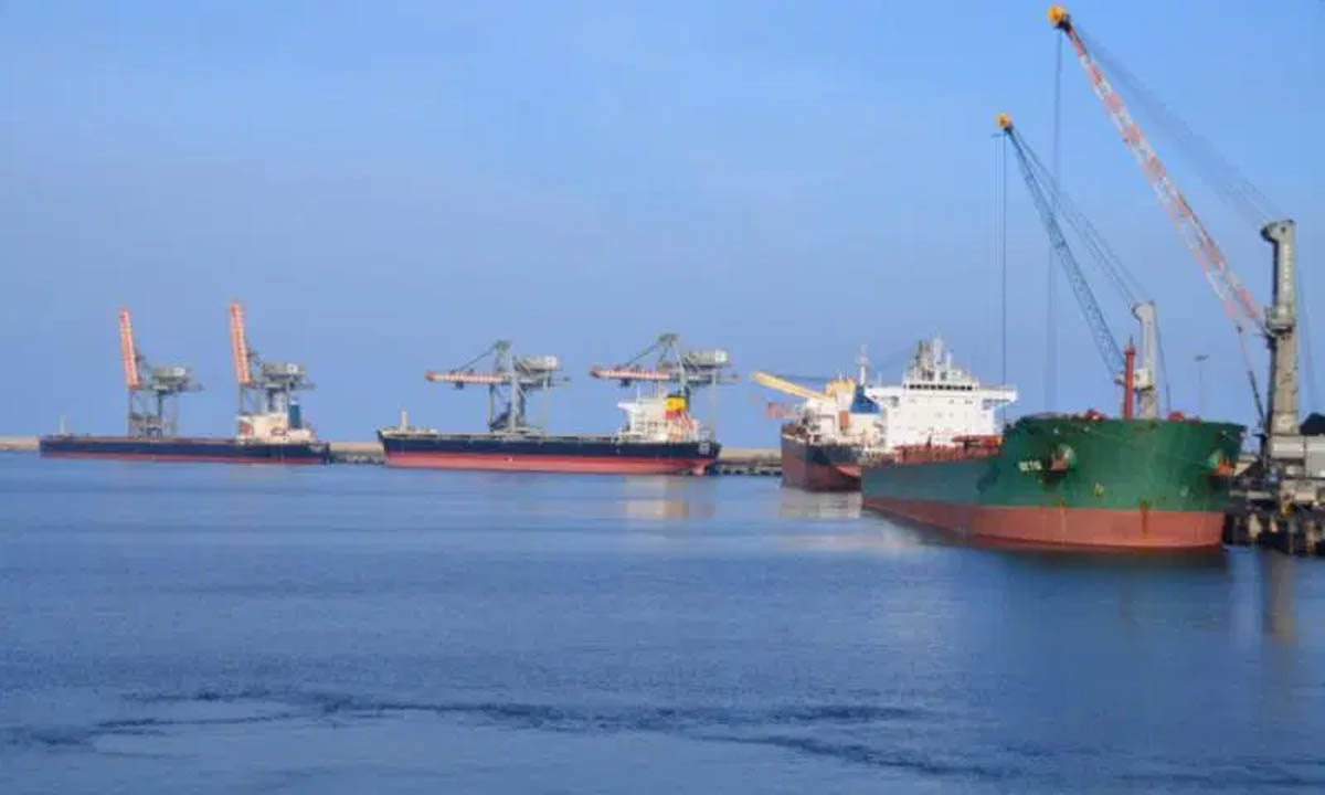 Adani गंगावरम बंदरगाह के कर्मचारियों का आंदोलन जारी