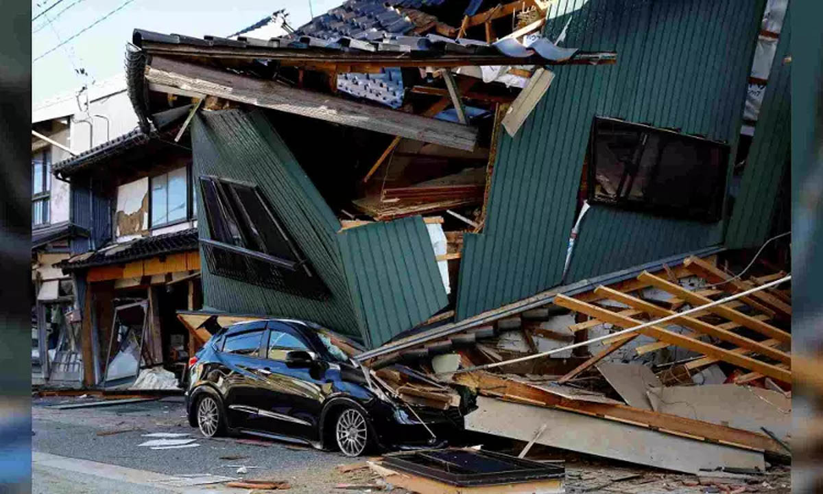 Japan earthquake: बचावकर्मी जीवित बचे लोगों तक पहुंचने के लिए दौड़ पड़े