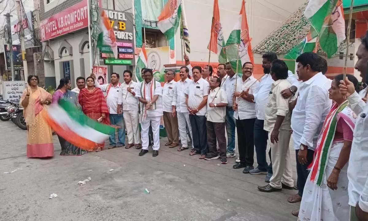 एपीसीसी के रूप में शर्मिला की नियुक्ति पर कांग्रेस ने जश्न मनाया