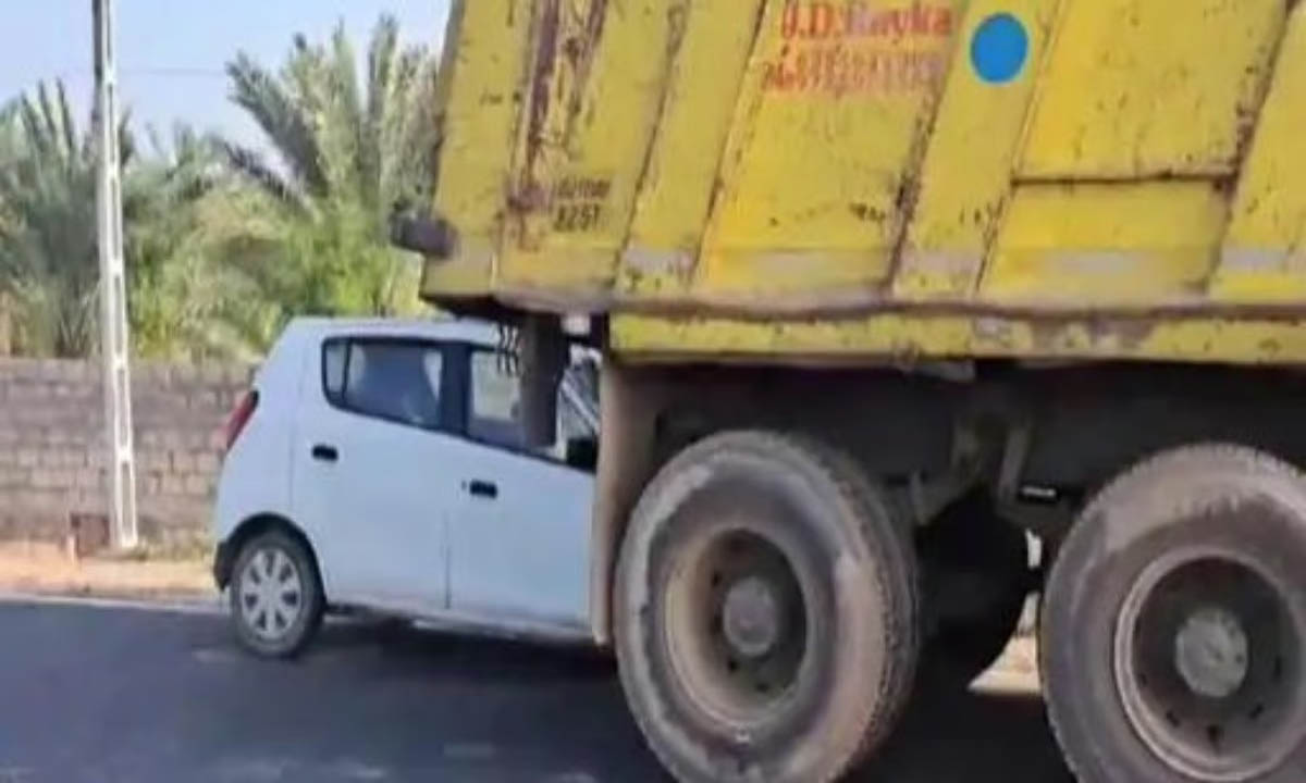 तेज रफ्तार कार के डंपर से टकराई, एक ही परिवार के 3 सदस्यों की मौत