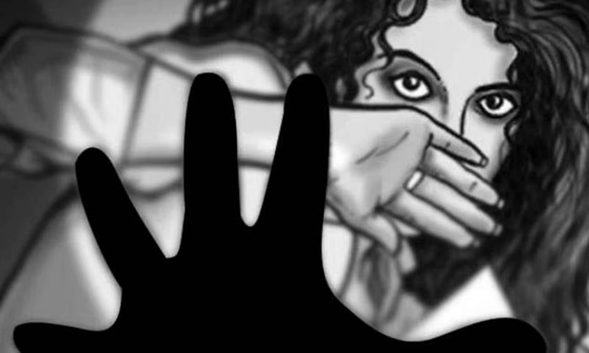 महिला से यौन सम्बन्ध बनाकर किया ब्लैकमेल, मामला दर्ज