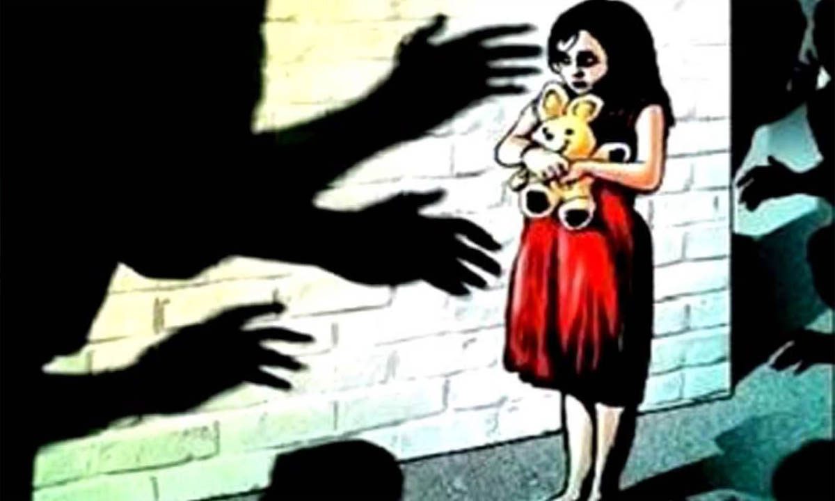 नाबालिग चचेरी बहन को अश्लील वीडियो दिखाकर कई बार किया बलात्कार, गर्भवती हुई तो...