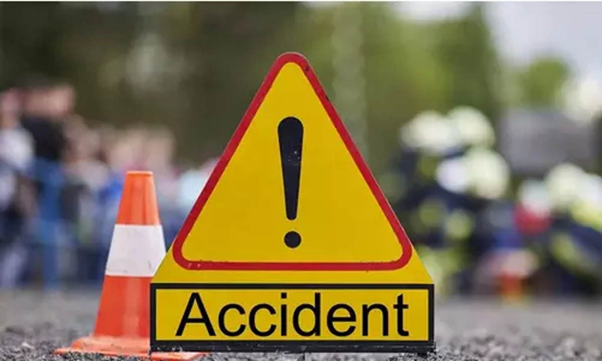 पिकअप ट्रक ने 2 छात्रों को कुचला