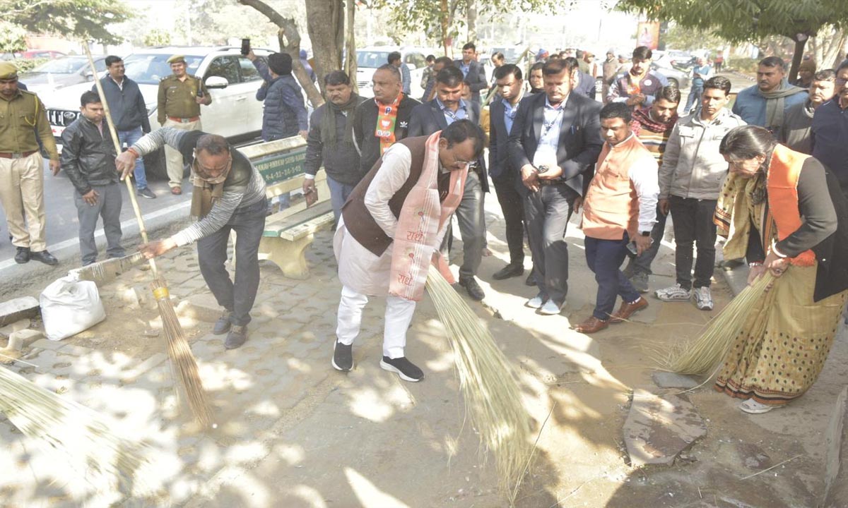 Jaipur : उप मुख्यमंत्री ने मंदिर में सफाई कर दिया स्वच्छता का संदेश