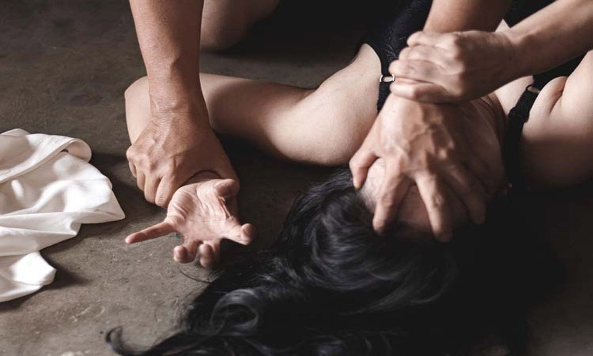 तीन साल तक लड़की से किया बलात्कार, पत्नी देती रही साथ