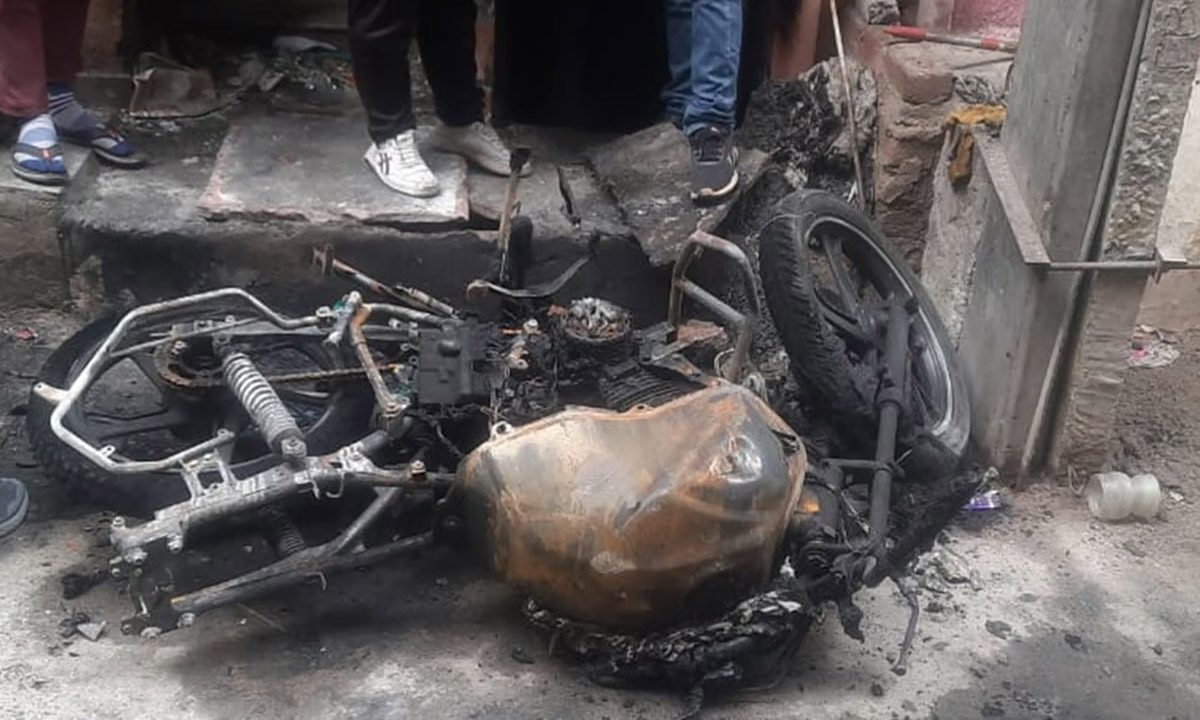 कड़कड़ाती ठंड से बचने नशेड़ियों ने बाइक में लगा दी आग