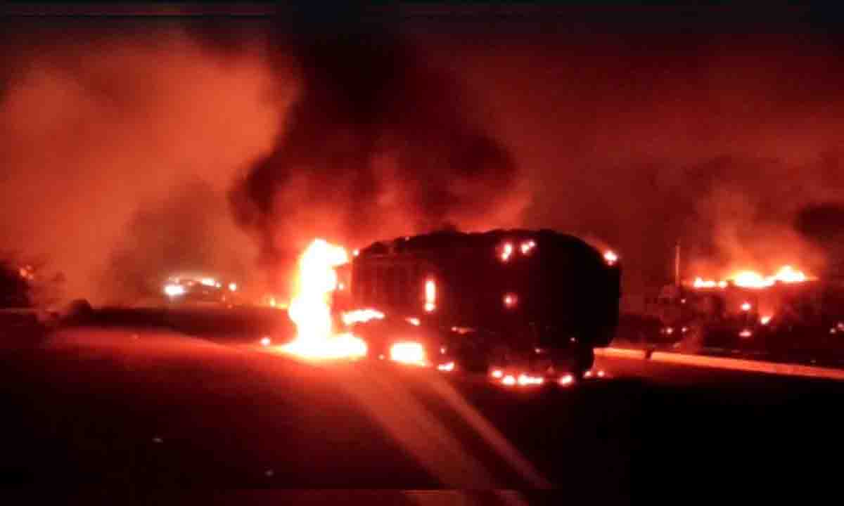 Bikaner : सोयाबीन तेल से भरे टैंकर में लगी आग, चालक और खलासी ने कूदकर बचाई जान
