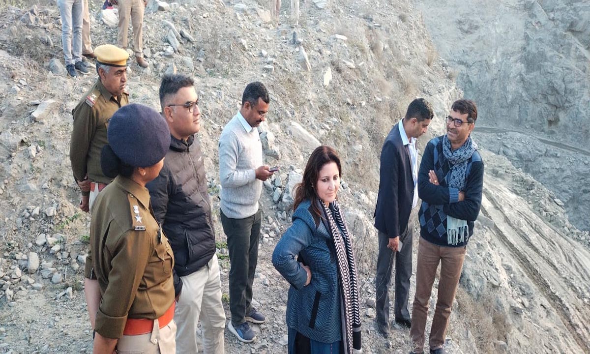 Neemkathana : जिले में अवैध खनन पर कार्रवाई निरंतर जारी जिला कलेक्टर श्रुति भारद्वाज एवं पुलिस अधीक्षक अनिल बेनीवाल पहुंचे