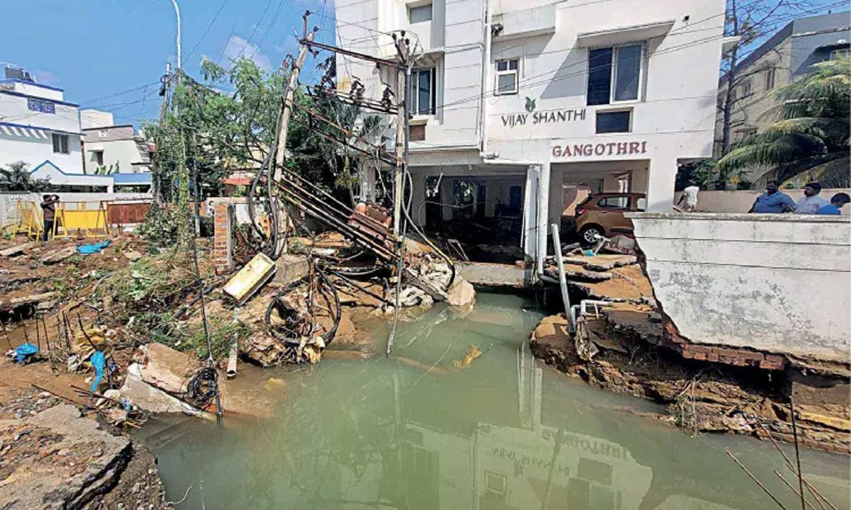 मेट्रो जल पाइपलाइन फटने से पेरुंगुडी सड़कों पर अचानक आई बाढ़