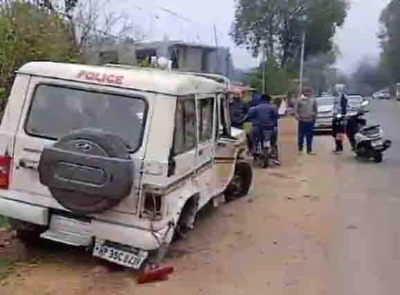 पुलिस की गाड़ी का एक्सीडेंट, 3 जवान घायल