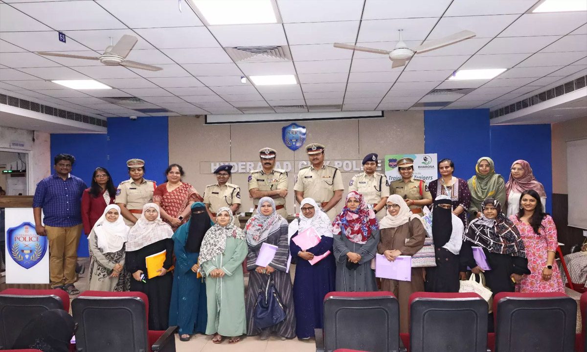 पुलिस शिक्षकों को दे रही छात्रों को हैंडल करने की ट्रेनिंग