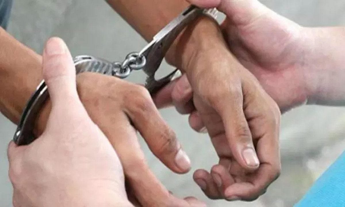 बुजुर्गों को लूटने वाले 2 ब्यूटीशियन गिरफ्तार