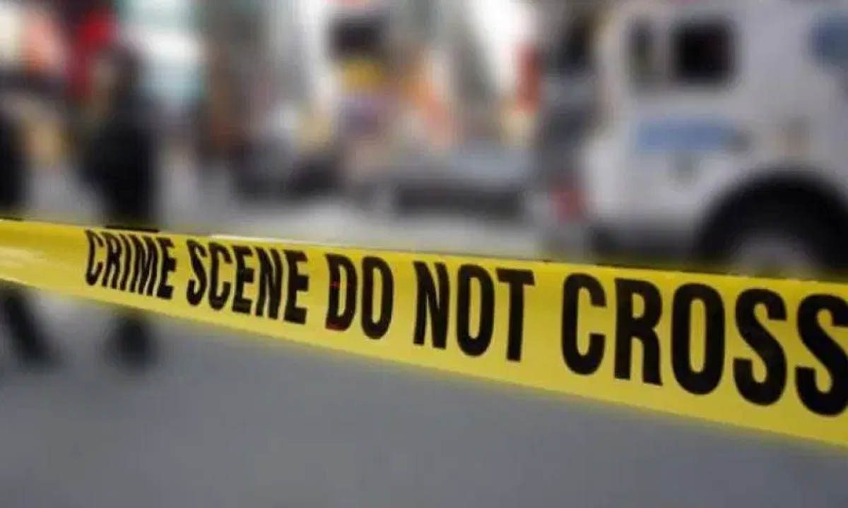 फूल तोड़ने पर आंगनबाडी कार्यकर्ता की पिटाई