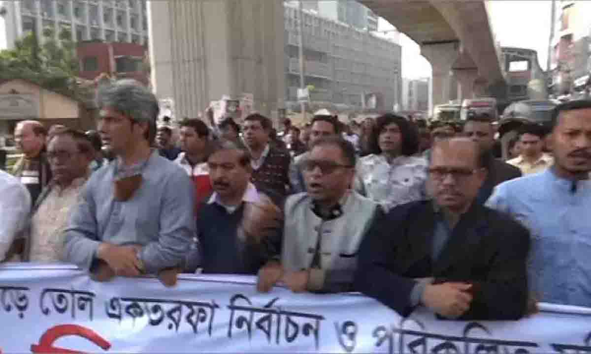 ढाका के पलटन इलाके में बड़े पैमाने पर विरोध प्रदर्शन