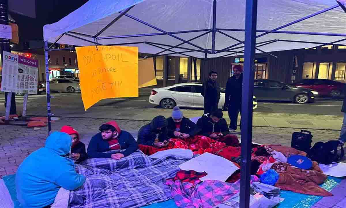 ग्रेडिंग को लेकर कनाडा के अल्गोमा विश्वविद्यालय में विरोध प्रदर्शन