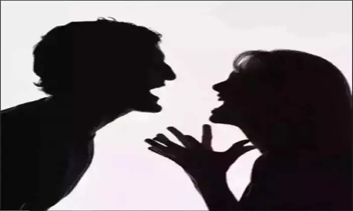 पत्नी के शरीर पर अचानक पेट्रोल डालकर लगाई आग, घटना से दहला गांव