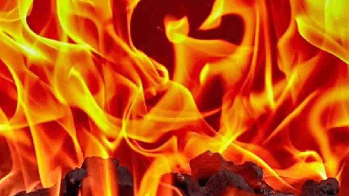 आधी रात को उठी लपटों ने राख के ढेर में बदल दिया मकान