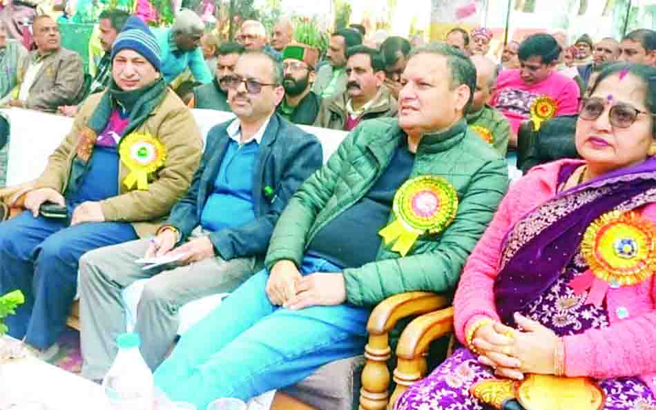नवाही स्कूल के होनहारों पर बरसे इनाम