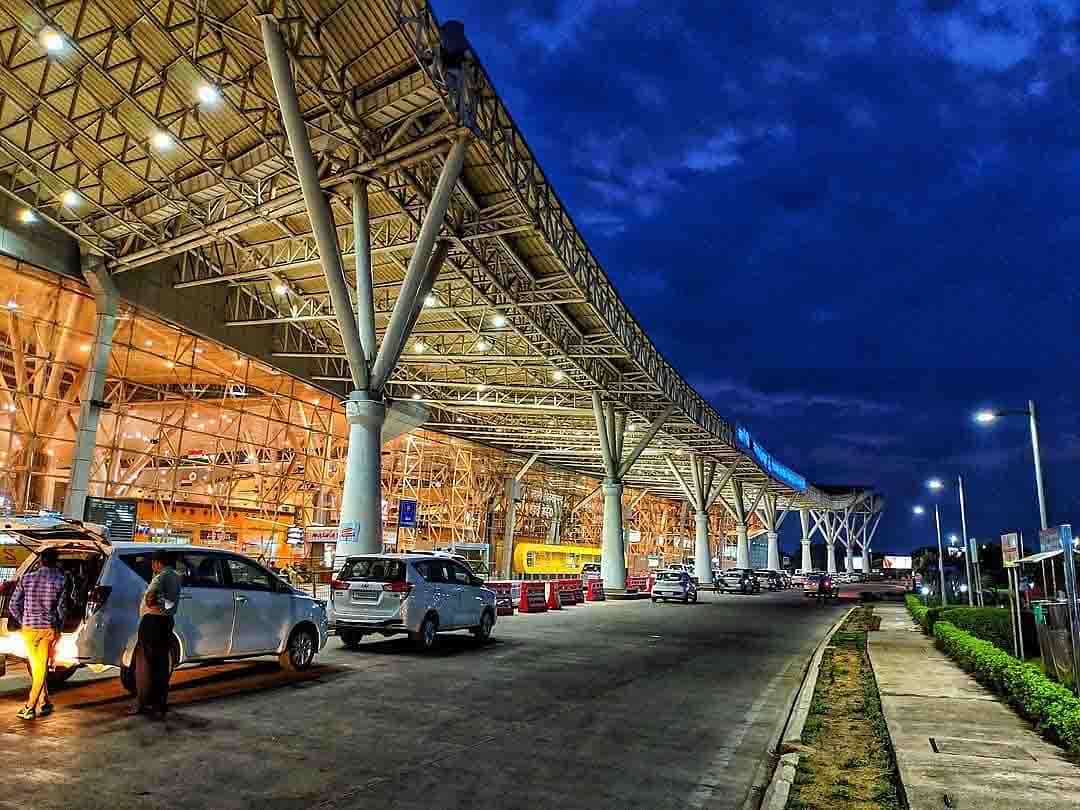 एयरपोर्ट के टैक्सी चालको की गुंडागर्दी, गृहमंत्री ने दी चेतावनी