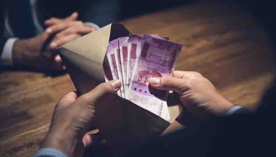 12 हजार रुपए रिश्वत लेते जूनियर ड्राफ्ट्समैन रंगे हाथ गिरफ्तार