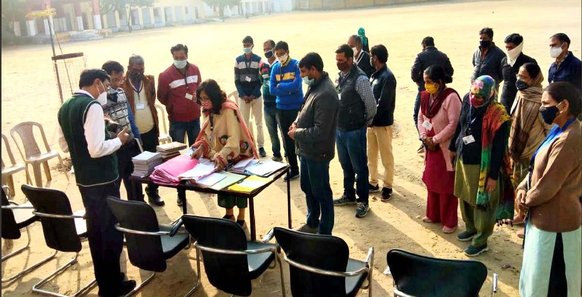 Ajmer : सम्भागीय आयुक्त शर्मा ने किया निरीक्षण 24 कार्मिक मिले अनुपस्थित