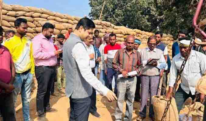 कलेक्टर ने धान खरीदी केन्द्रों में उपलब्ध सुविधाओं का किया निरीक्षण