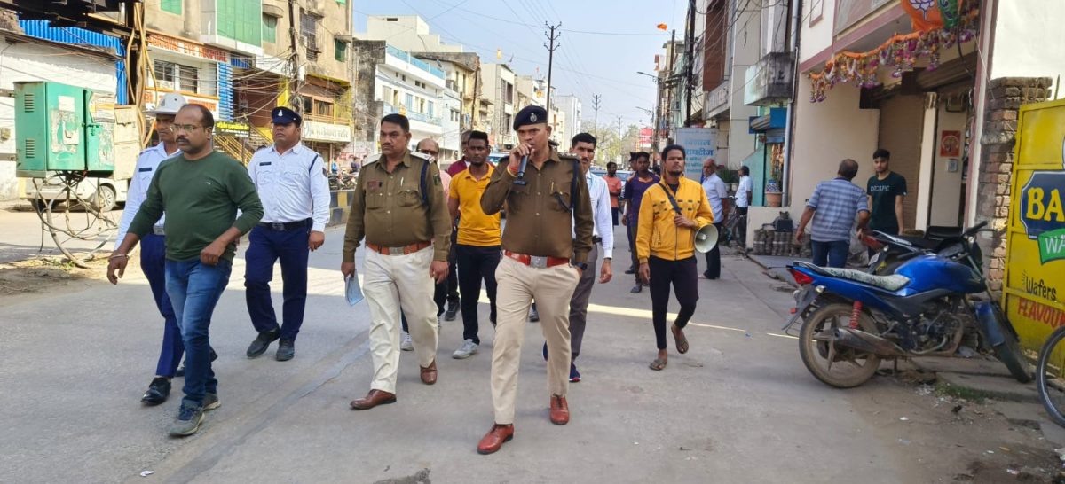 सड़क पर दुकान की होर्डिंग और वाहन खड़ी करने वालों पर हुई कार्यवाही