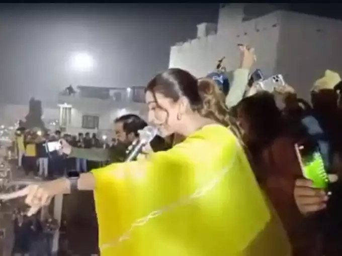 पुलिसकर्मी घायल हुए अक्षरा सिंह के कार्यक्रम में, हंगामे के बाद पथराव