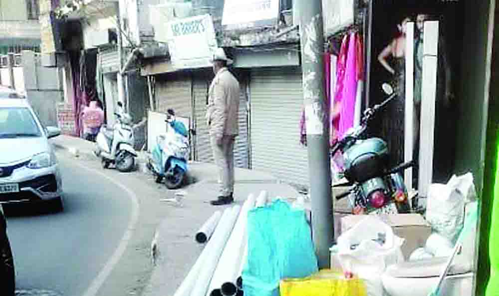 हमीरपुर शहर में कब्जाए फुटपाथ