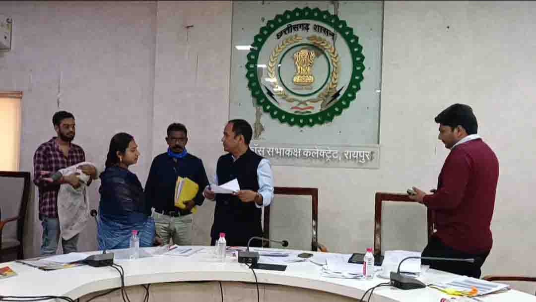 कलेक्टर जनचौपाल में दो महिलाओं को मिला रोजगार