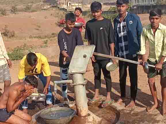 होस्टल में मोटर खराब, कुएं से पानी पी रहे विद्यार्थी