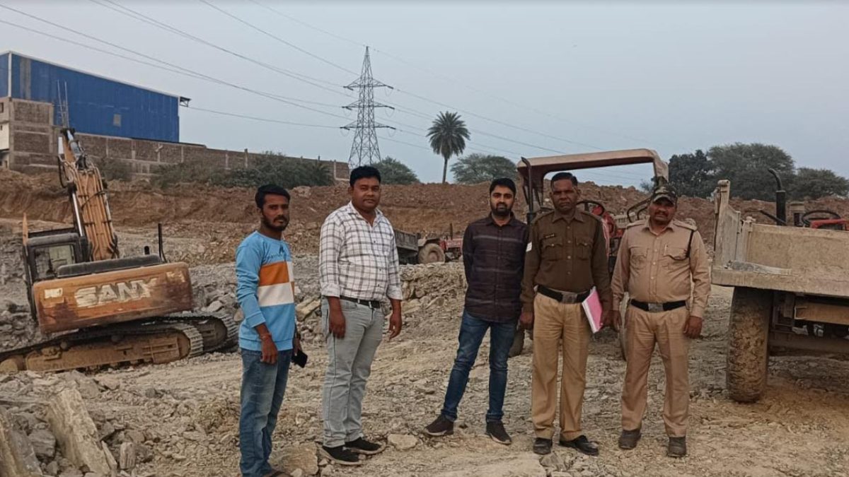 खनिज विभाग का अवैध खनन पर कार्रवाई, 2 पोकलेन और 6 ट्रैक्टर जब्त