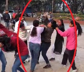 लड़कियों की लड़ाई का वीडियो वायरल, एक-दूसरे पर टूट पड़ी फाइटिंग गर्ल्स