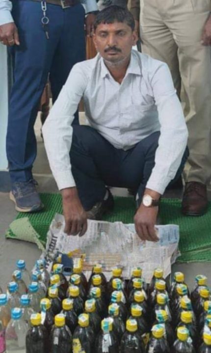 ढाबा में ग्राहकों को परोस रहा था शराब, पुलिस ने संचालक को दबोचा