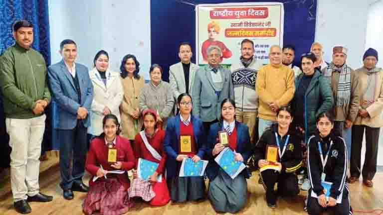 भाषण में अक्षिता फस्र्ट, अक्षिता पराशर रही सेकेंड