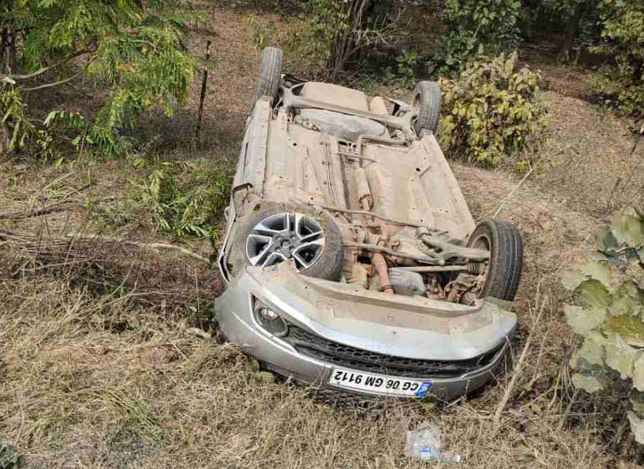 बेकाबू कार खेत में जा पलटा, एक की दर्दनाक मौत