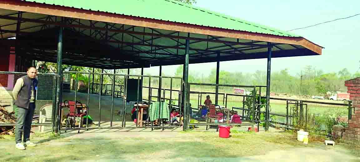 59 बच्चे ठंड में भी शैड में पढ़ाई करने को मजबूर