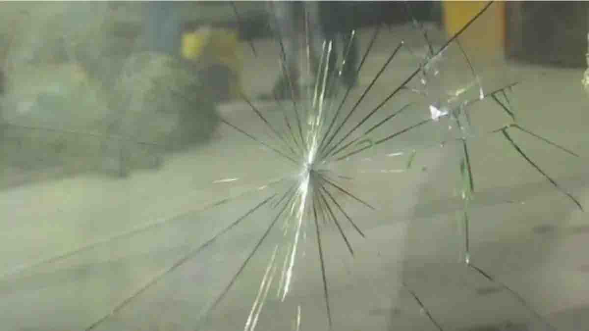 शताब्दी एक्सप्रेस ट्रेन पर पथराव, शीशा टूटा