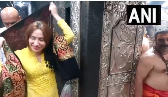 एक्ट्रेस माहिरा शर्मा ने महाकालेश्वर मंदिर में की पूजा-अर्चना