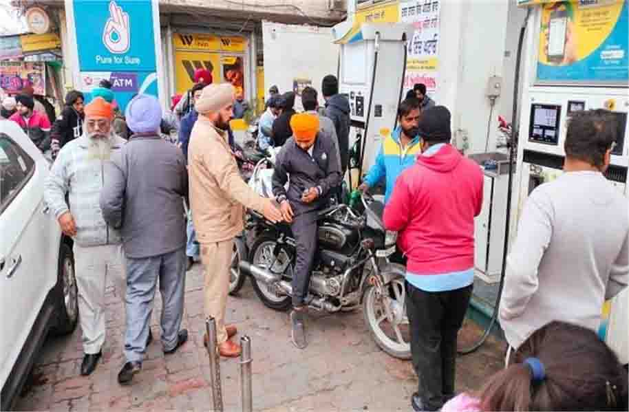 पेट्रोल पंपों पर स्थिति को कंट्रोल करने के लिए पुलिस कर्मचारी तैनात