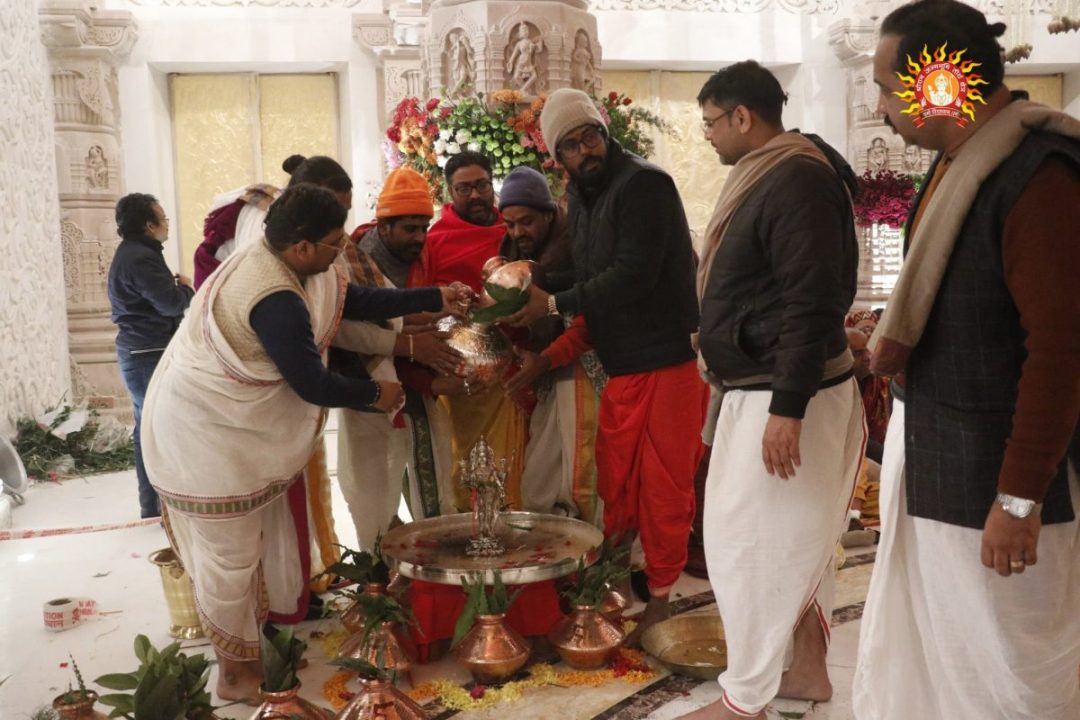 श्री रामलला सरकार प्राण प्रतिष्ठा अनुष्ठान में आज स्थापित देवताओं की हुई आरती