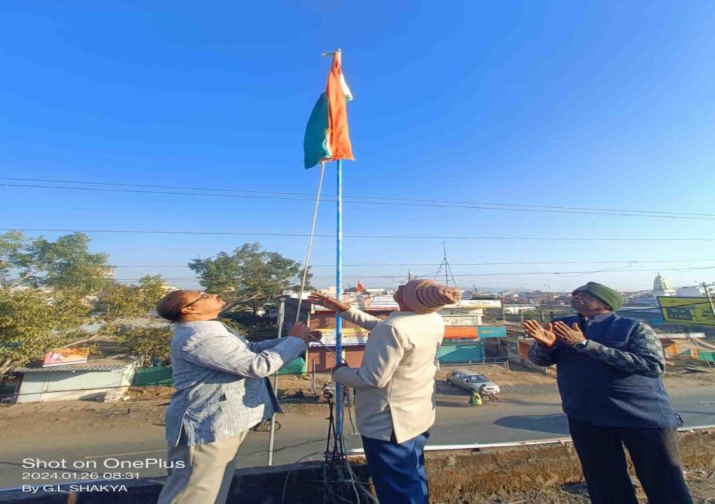 प्रोग्रेसिव पेंशनर्स एसोसिएशन जिला इकाई रायसेन द्वारा किया झंडा बंधन